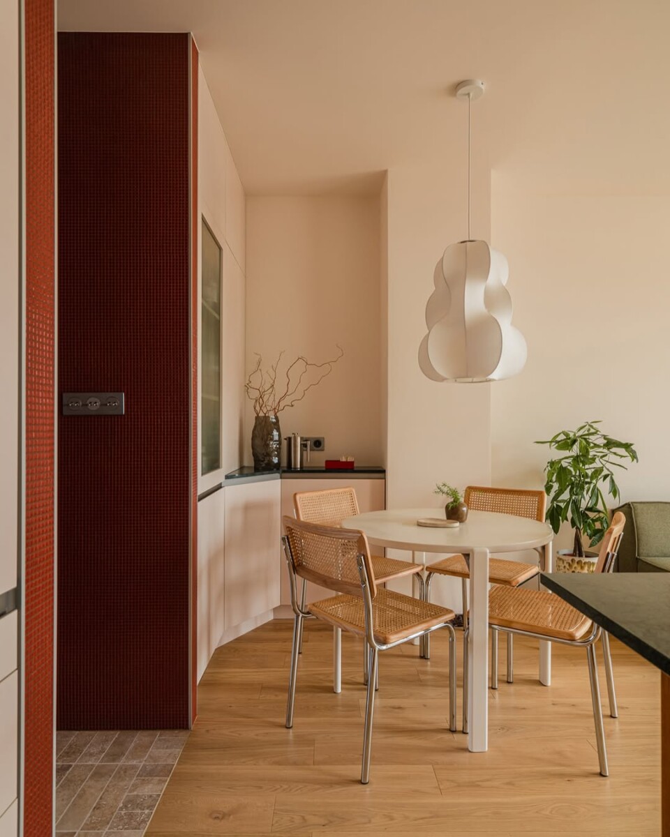 Mieszkanie w odcieniach kojącej zieleni z czerwonymi akcentami – naturalne, eleganckie wnętrze Gdańsk